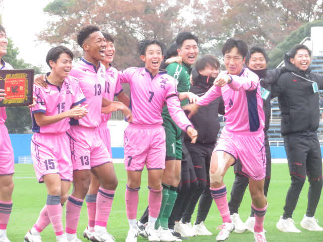 決勝点を決めた日大藤沢FW有川啓介（右前方）は試合後、おどけたポーズで周囲の爆笑を誘う
