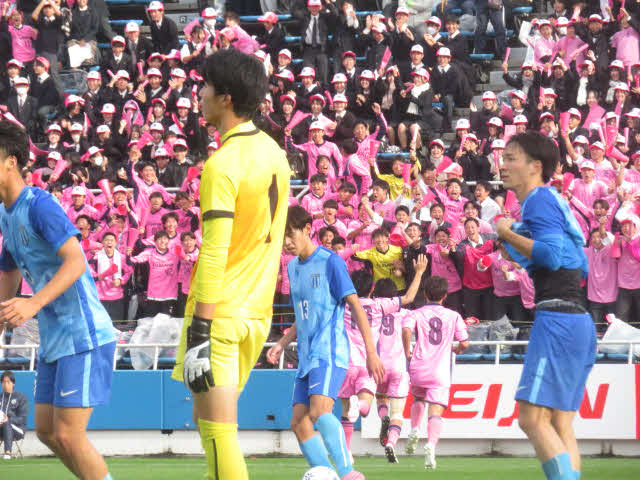 決勝点を挙げ喜ぶ日大藤沢の選手（向こう側）の選手たち、手前はぼう然とする桐光学園の選手