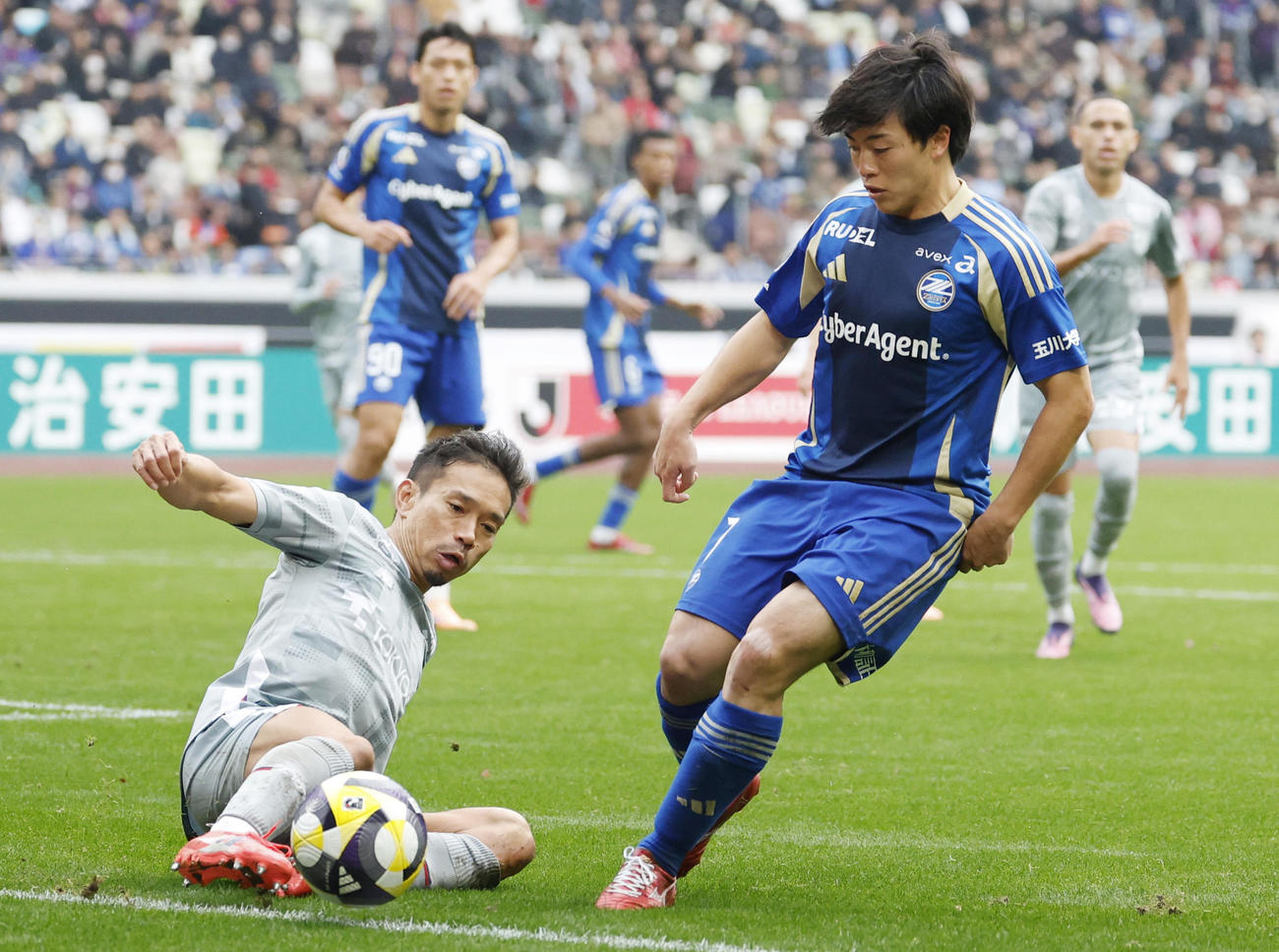 町田―FC東京　後半、競り合うFC東京・長友（左）と町田・相馬（共同）