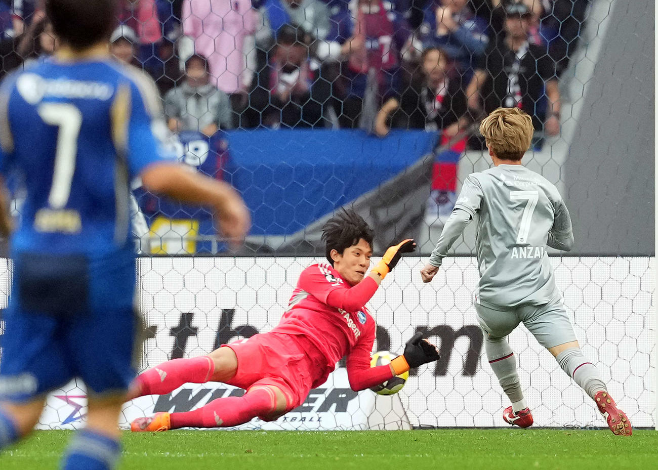 町田対東京　後半、ゴールを決める東京安斎（右）（撮影・たえ見朱実）