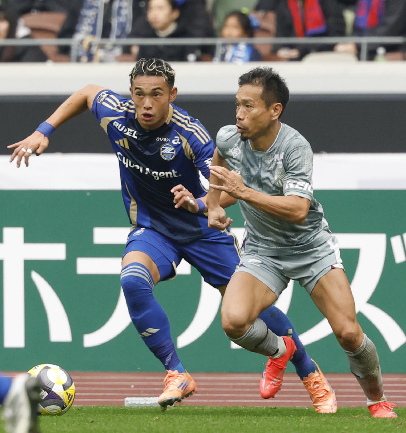 町田―FC東京　前半、競り合う町田・増山（左）とFC東京・長友（共同）