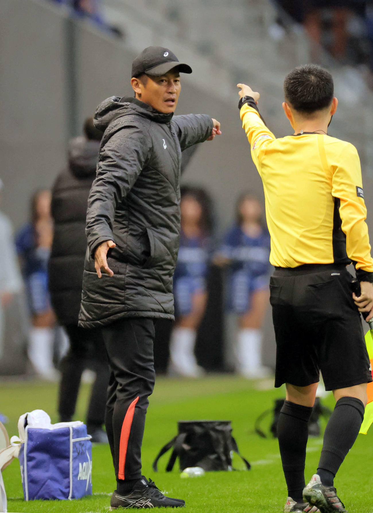 G大阪対神戸　審判に訴える神戸吉田監督（撮影・宮崎幸一）
