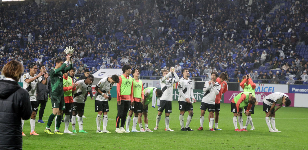 G大阪対神戸　後半終了間際に同点に追いついた神戸イレブンだが勝ち越しならず、優勝も消えて落胆する（撮影・宮崎幸一）