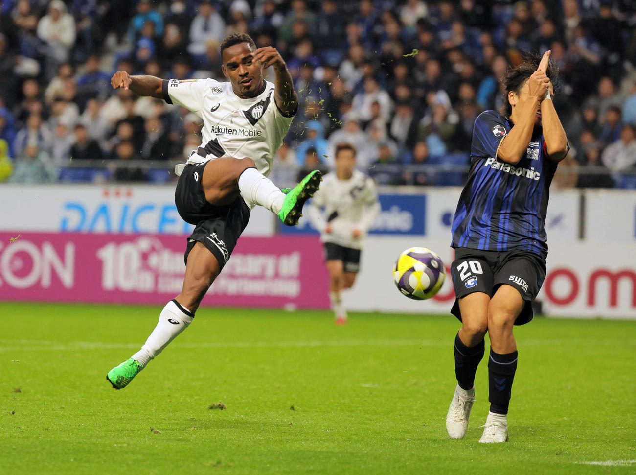 G大阪対神戸　後半、絶好機にシュートを放つ神戸Jパトリッキだがゴールならず（撮影・宮崎幸一）