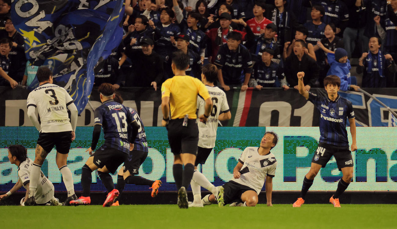 G大阪対神戸　後半、G大阪奥抜（右）は交代直後のファーストタッチで先制ゴールを決める（撮影・宮崎幸一）