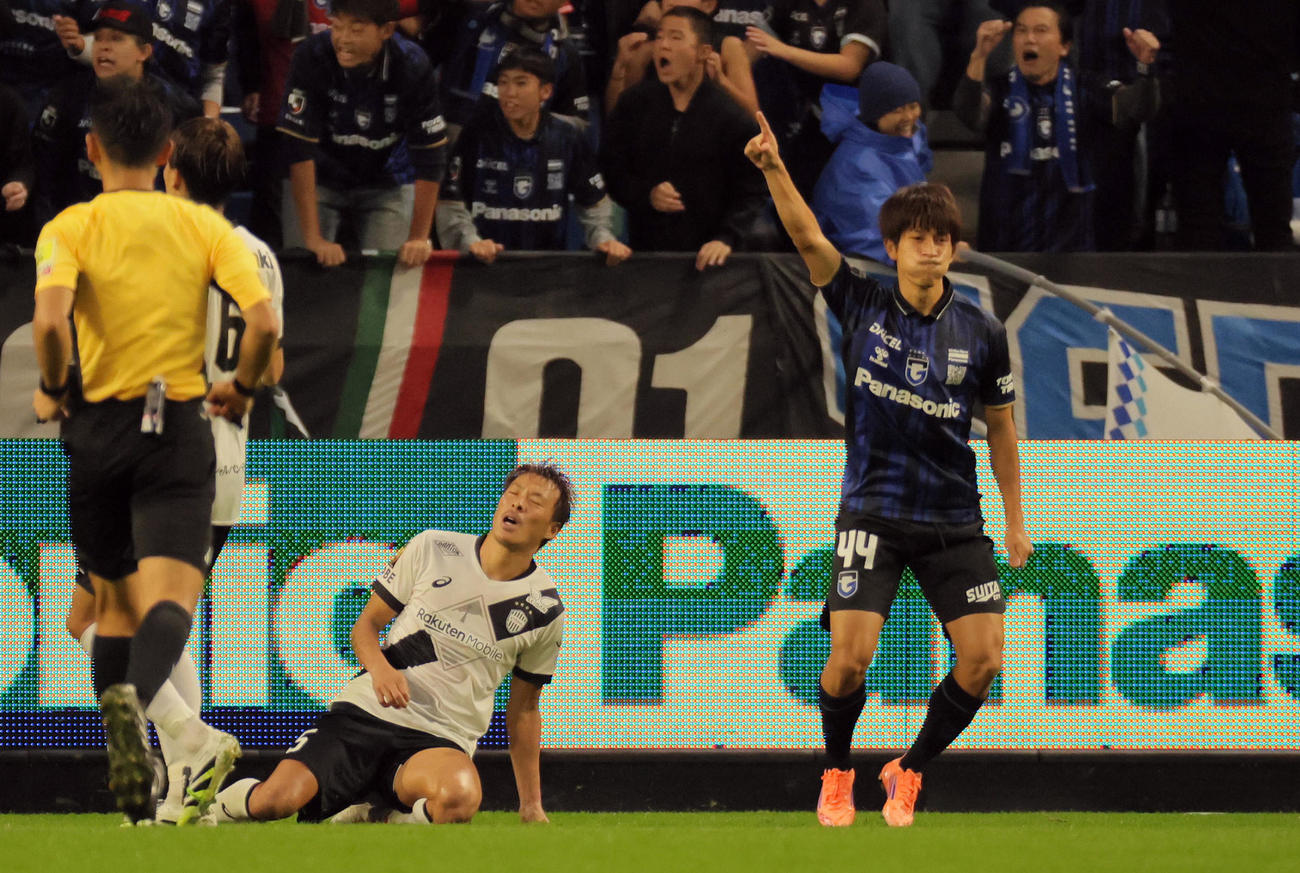 G大阪対神戸　後半、G大阪奥抜（右）は交代直後のファーストタッチで先制ゴールを決めポーズをとる（撮影・宮崎幸一）