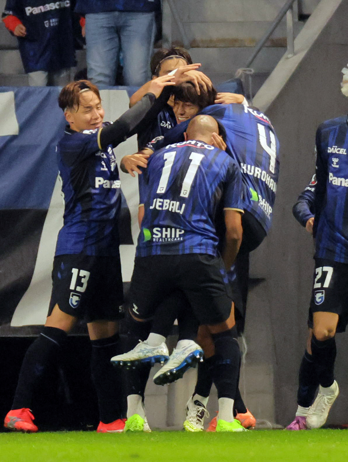 G大阪対神戸　後半、G大阪奥抜（中央）は先制ゴールを決め仲間に祝福される（撮影・宮崎幸一）