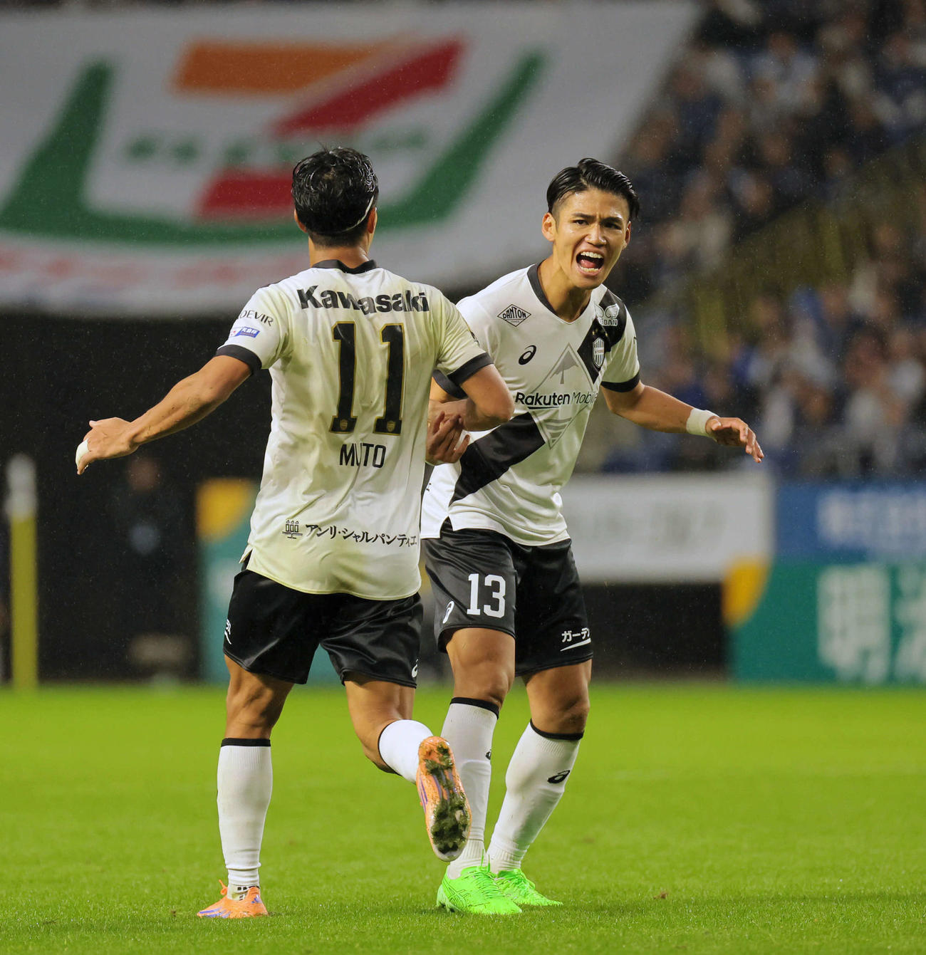 G大阪対神戸　後半、神戸佐々木（右）は同点ゴールを決める（撮影・宮崎幸一）