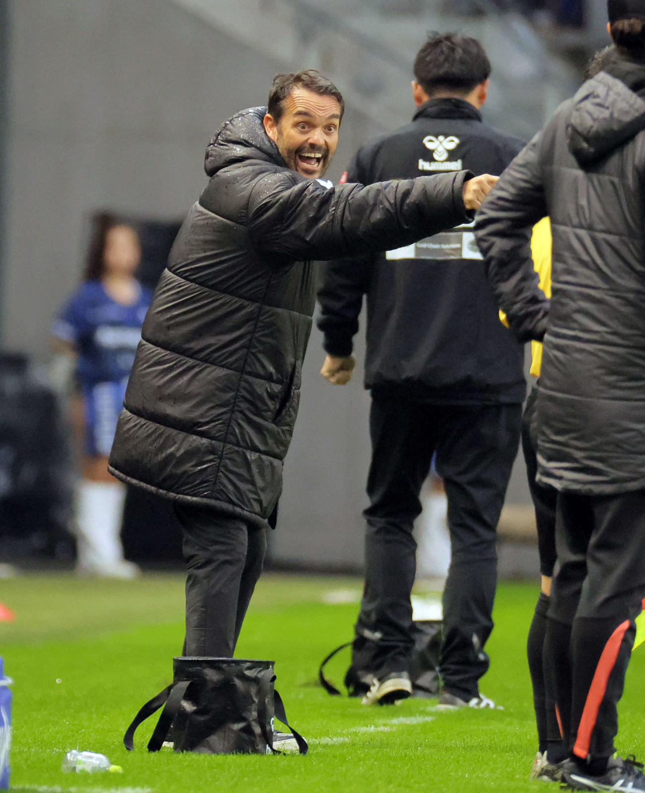 G大阪対神戸　前半、指示を出すG大阪ボヤトス監督（撮影・宮崎幸一）