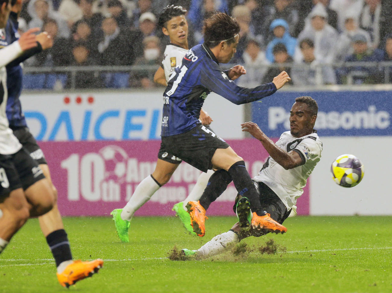 G大阪対神戸　後半、神戸J・パトリッキ（右）はシュートを放つがゴールならず。中央はG大阪満田（撮影・宮崎幸一）