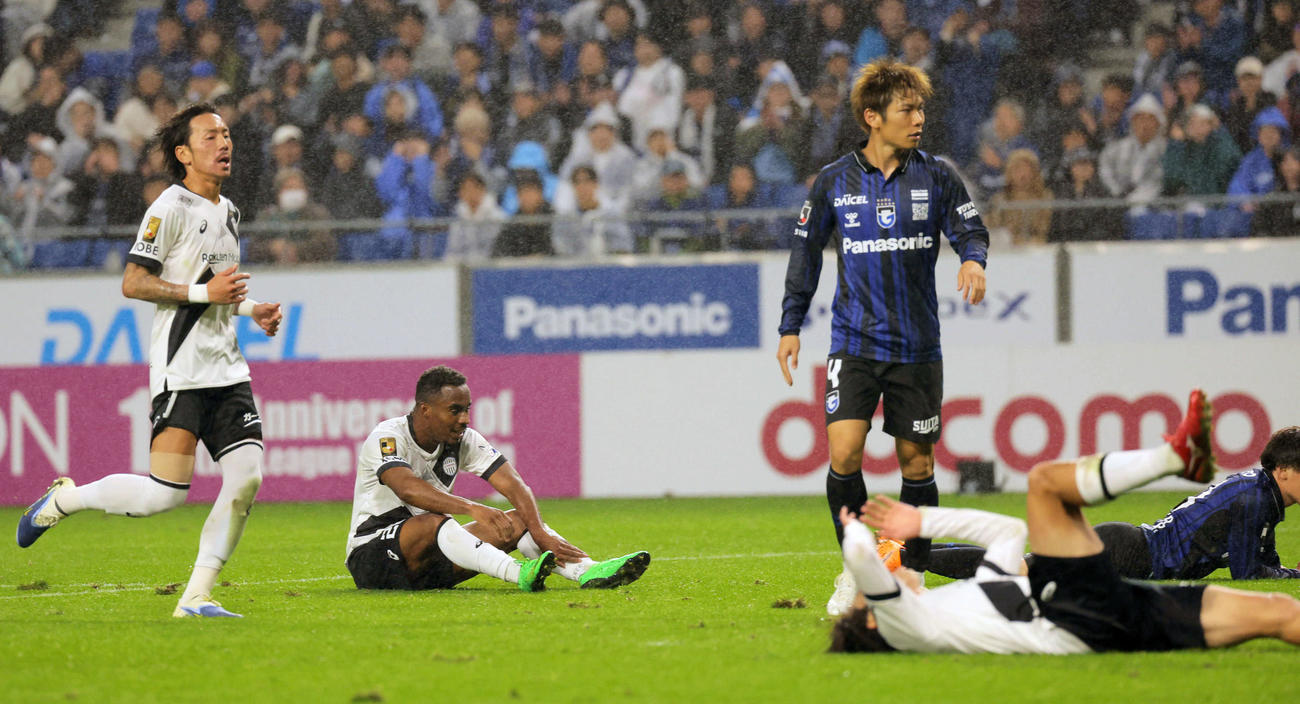 G大阪対神戸　後半、神戸J・パトリッキ（左から2人目）はシュートを放つがゴールならず（撮影・宮崎幸一）