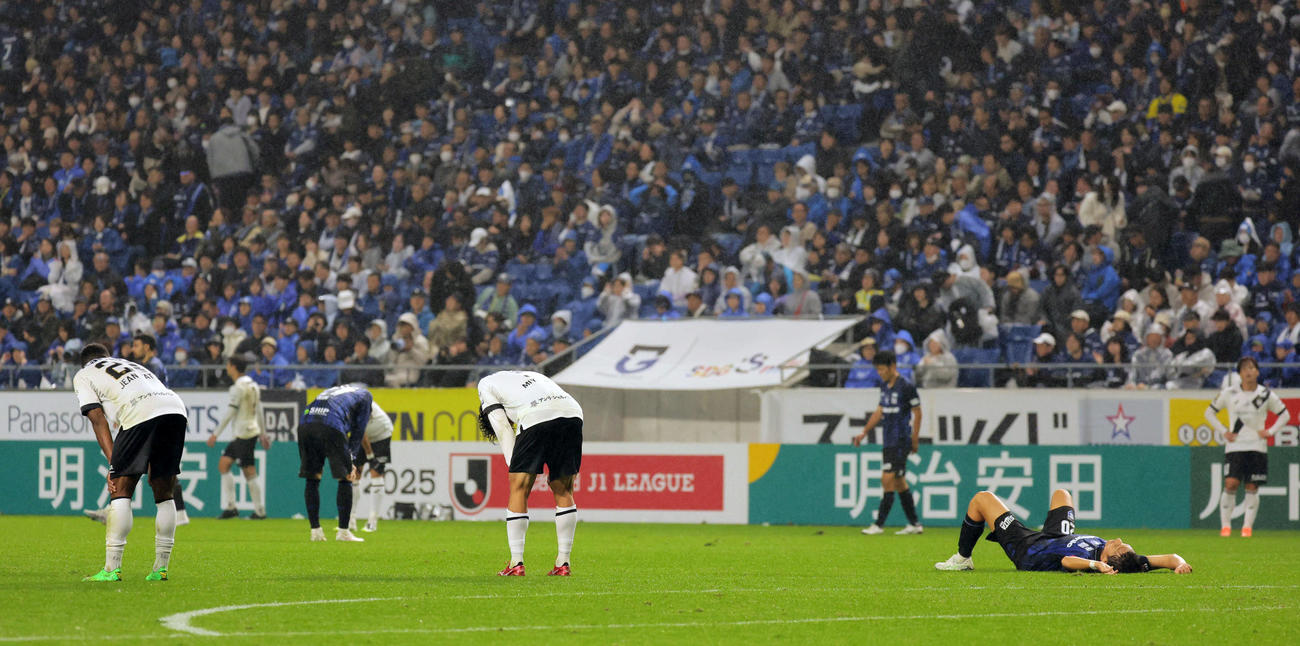 G大阪対神戸　後半終了間際に同点に追いついた神戸イレブンだが勝ち越しならず、優勝も消えて落胆する（撮影・宮崎幸一）