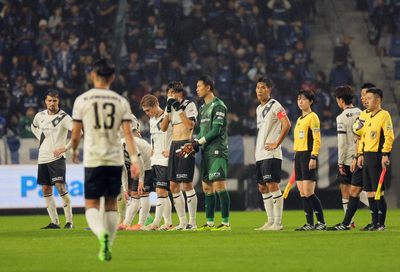 G大阪対神戸　後半終了間際に同点に追いついた神戸イレブンだが勝ち越しならず、優勝も消えて落胆する（撮影・宮崎幸一）