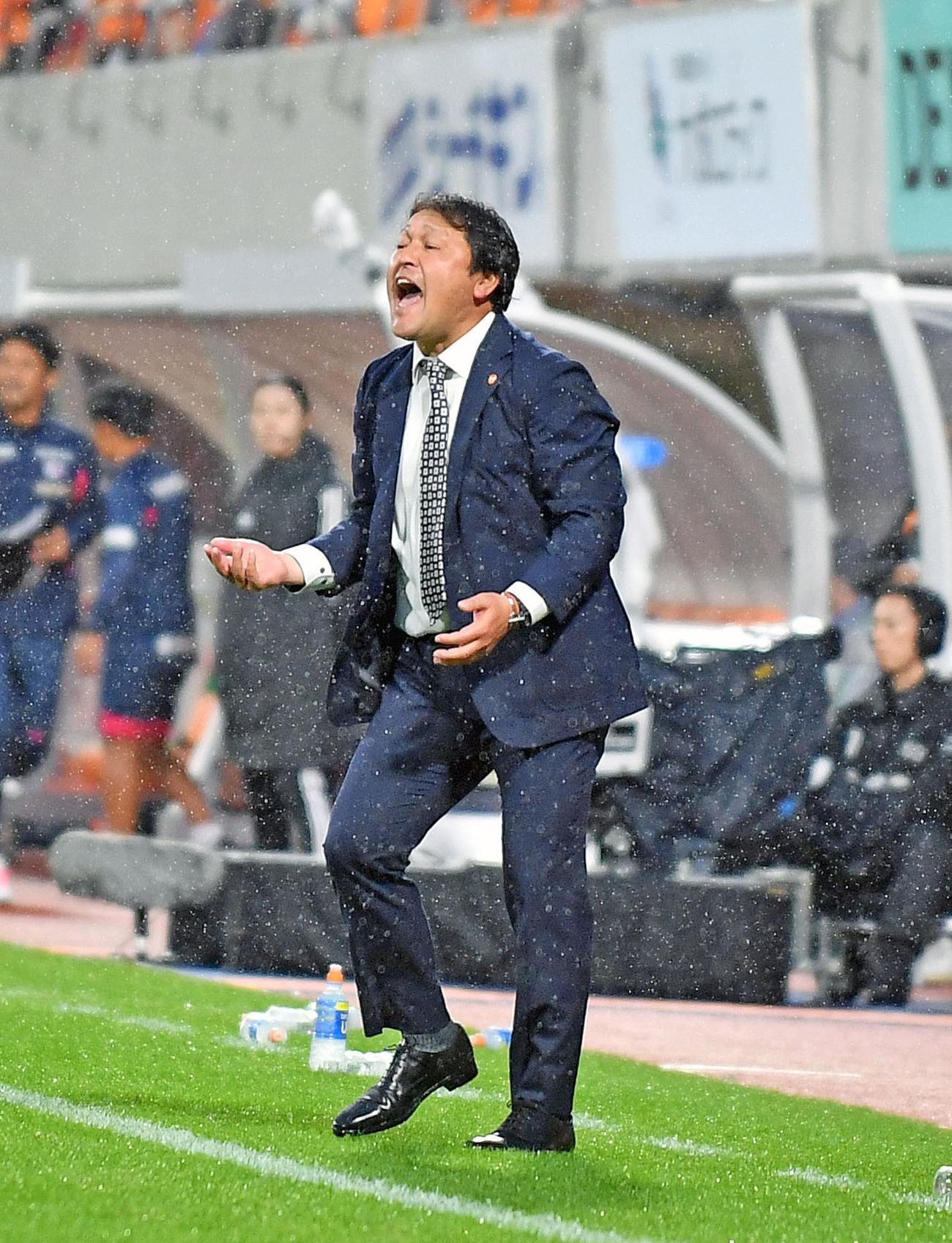 ベンチ前で声を張り上げる清水秋葉監督