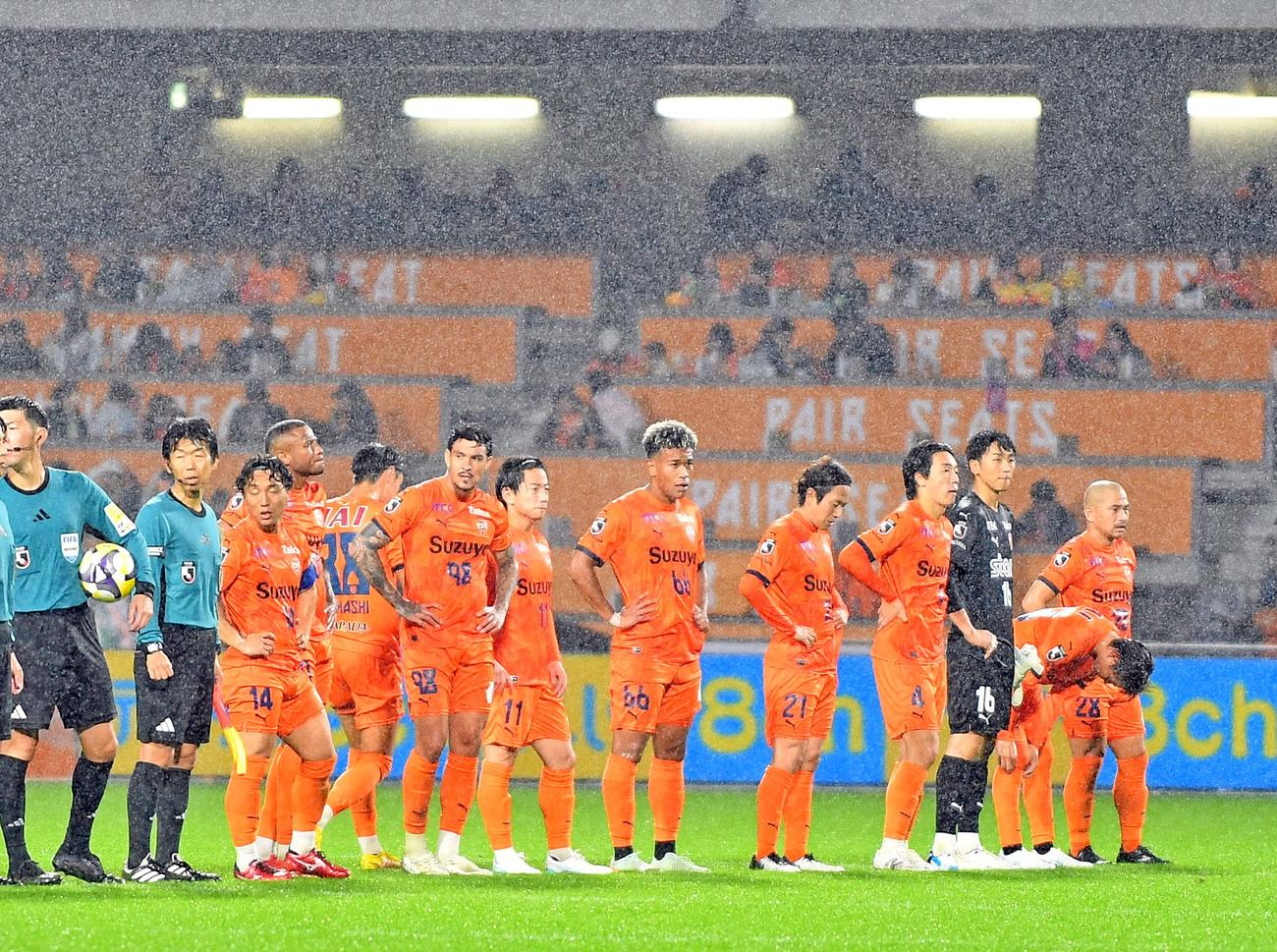 4失点で大敗し、うなだれる清水の選手たち