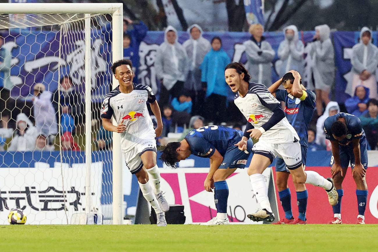 水戸対大宮　後半、自身2点目のゴールを決め喜ぶ大宮杉本（中央）。後方はがっくりする水戸の選手たち（撮影・宮地輝）