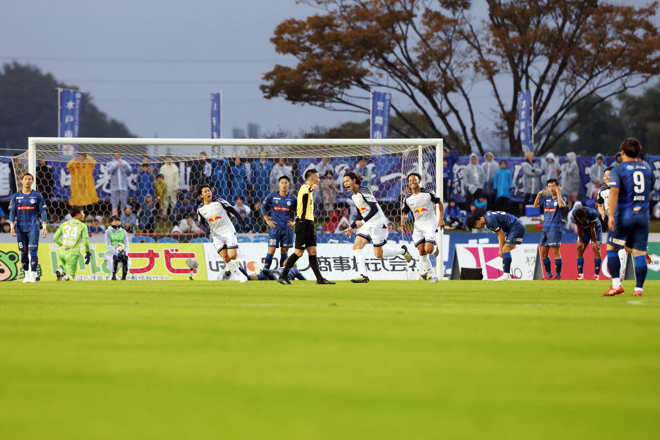 水戸対大宮　後半、大宮杉本（中央）が自身2ゴール目を決めがっくりする水戸の選手たち（撮影・宮地輝）