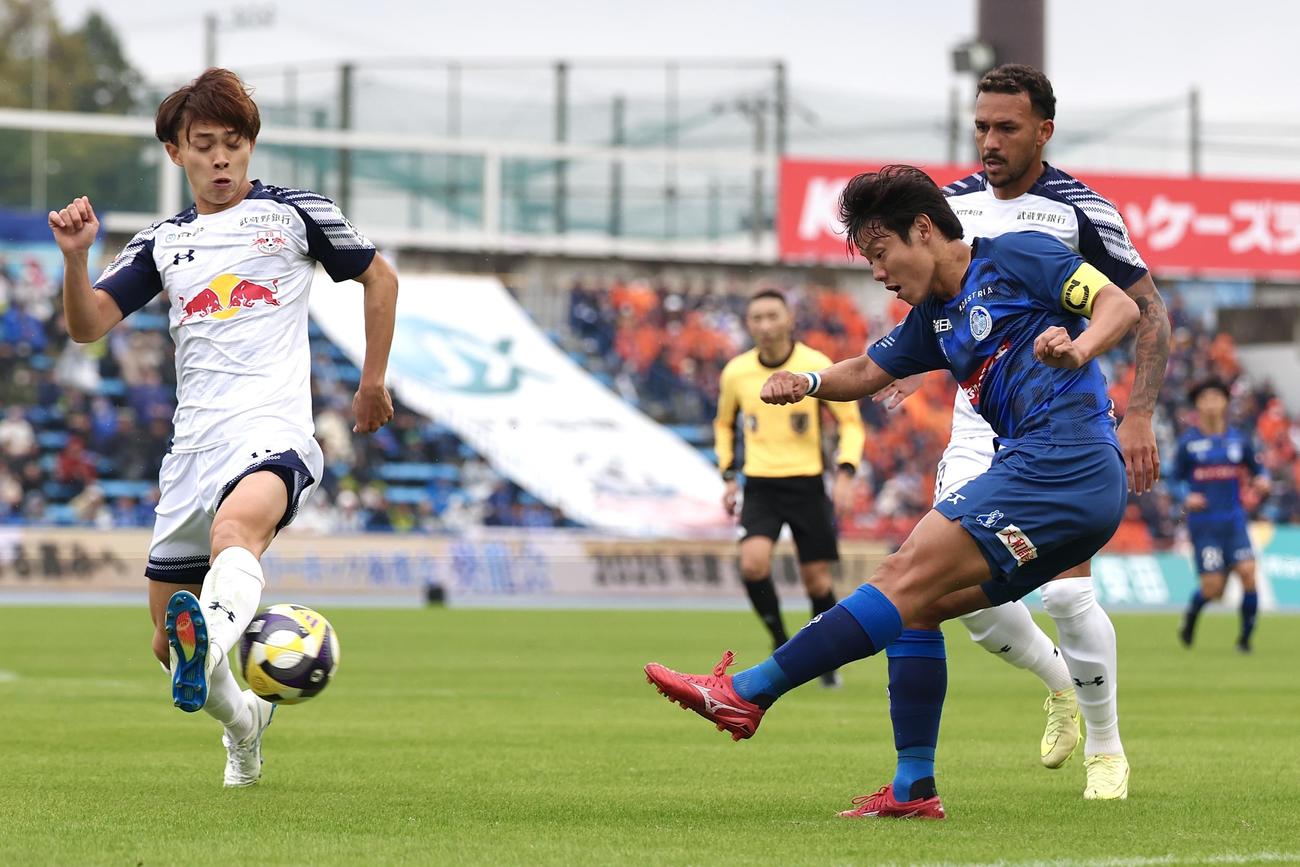 水戸対大宮　前半、クロスを上げる水戸大崎（右）（撮影・宮地輝）
