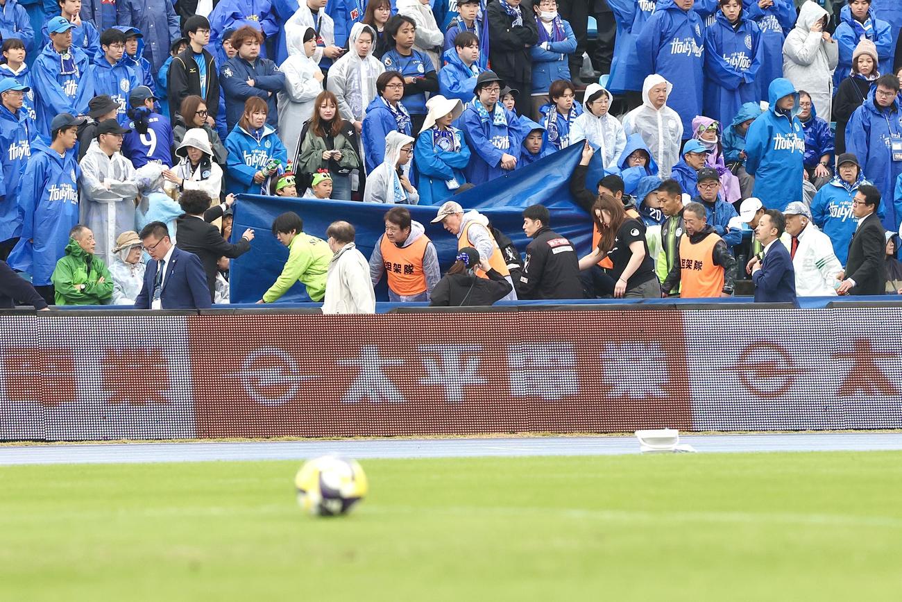 水戸対大宮　前半、急病人のため試合が一時中断する（撮影・宮地輝）
