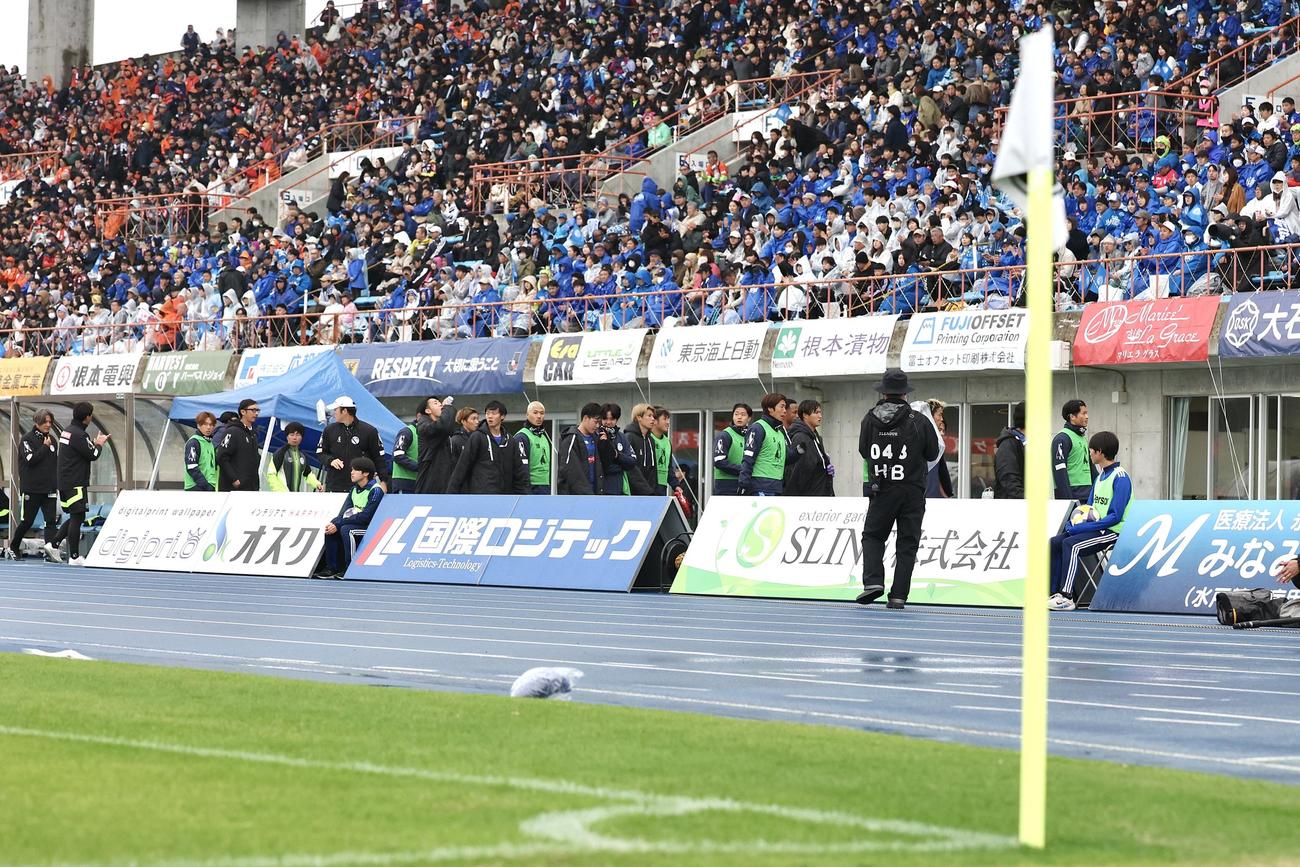 水戸対大宮　前半、急病人のため試合が一時中断し一度引き揚げる選手たち（撮影・宮地輝）