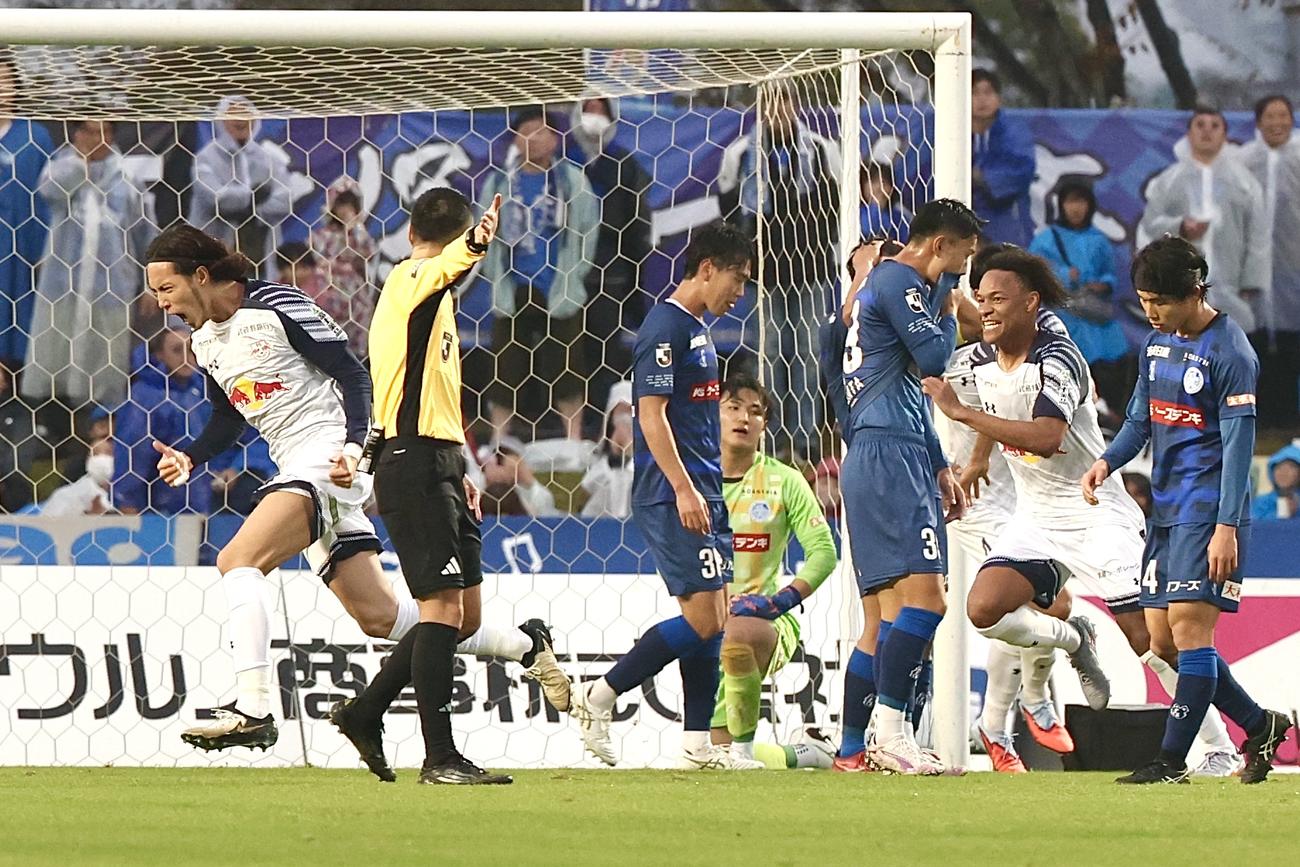 水戸対大宮　後半、ゴールを決めた大宮杉本（左）（撮影・宮地輝）