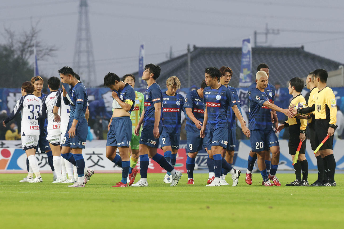 水戸対大宮　敗れてがっくりする水戸の選手たち（撮影・宮地輝）
