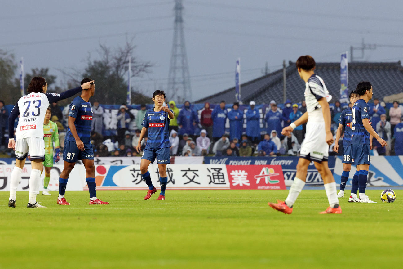 水戸対大宮　後半、大宮杉本（左端）に自身2ゴール目を決められチームメートに声をかける水戸大崎（中央）（撮影・宮地輝）