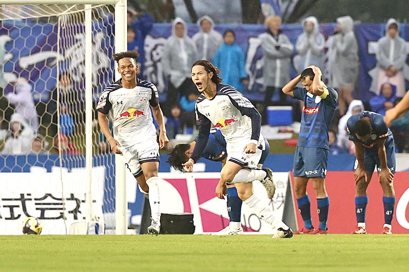 水戸対大宮　後半、自身2ゴール目を決めた大宮杉本（左から2人目）（撮影・宮地輝）