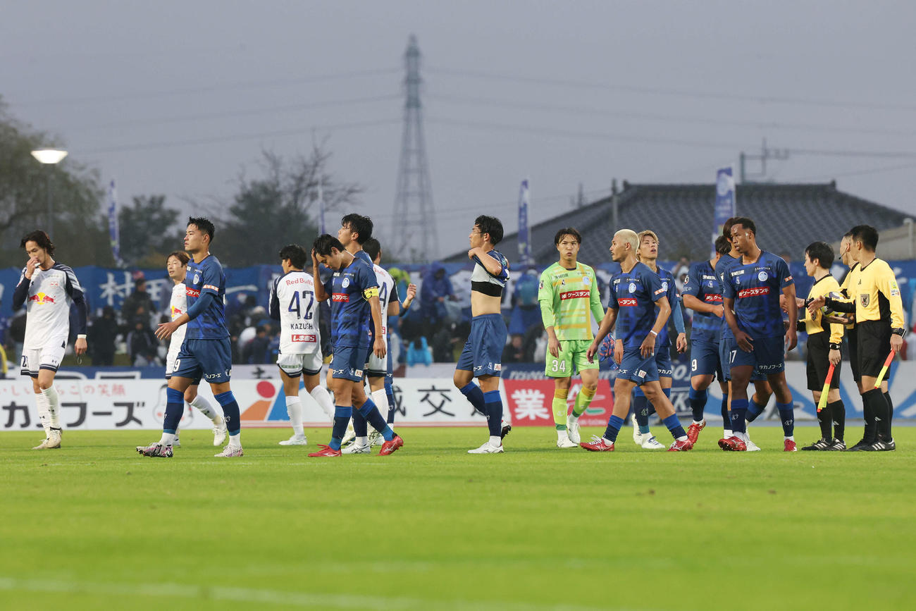 水戸対大宮　敗れてがっくりする水戸の選手たち（撮影・宮地輝）