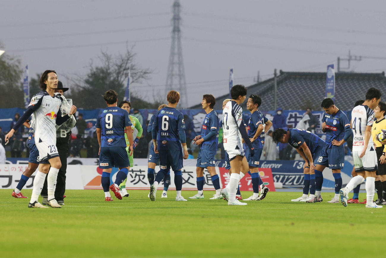 水戸対大宮　敗れてがっくりする水戸の選手たち（撮影・宮地輝）