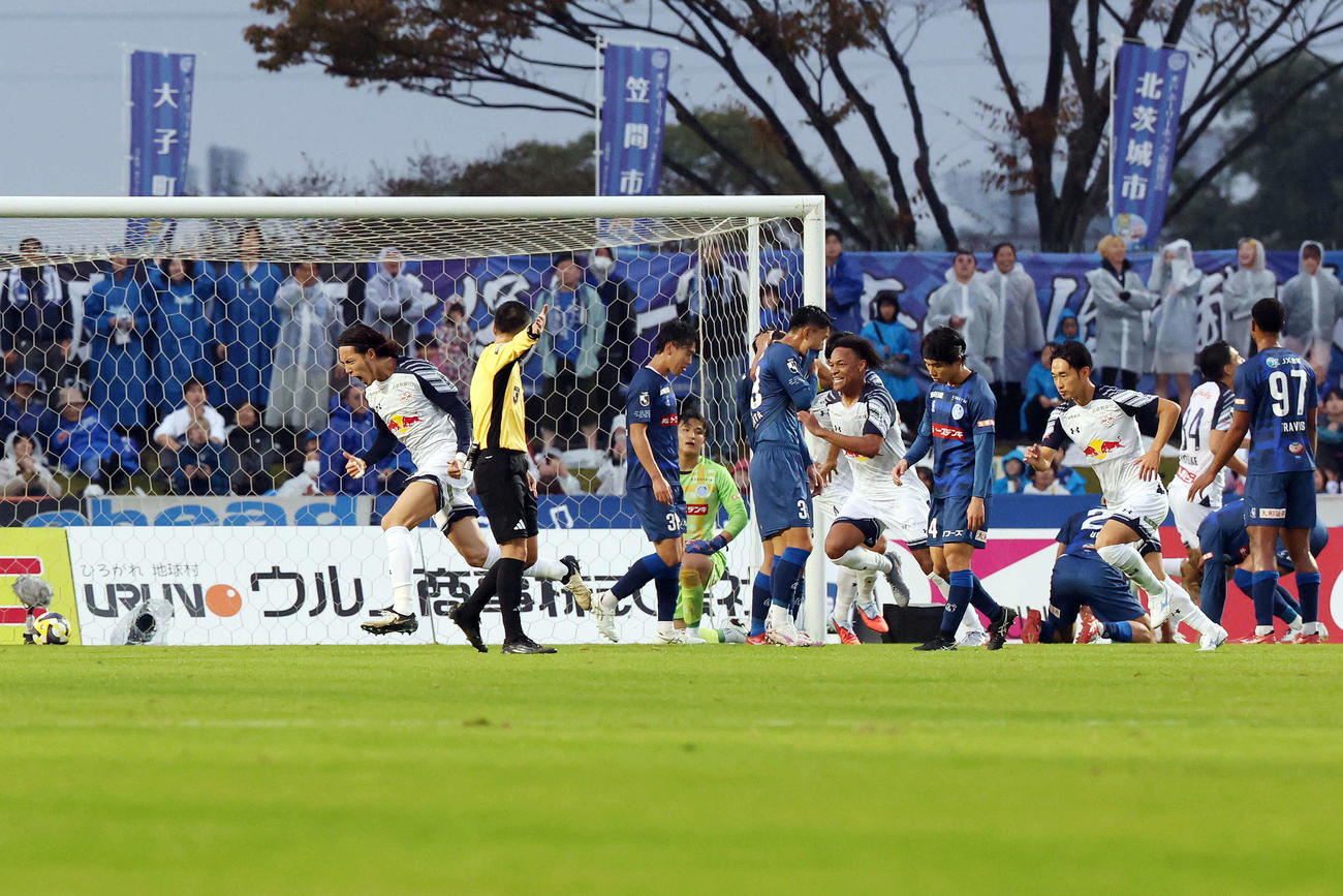 水戸対大宮　後半、大宮杉本（左端）がゴールを決めがっくりする水戸の選手たち（撮影・宮地輝）