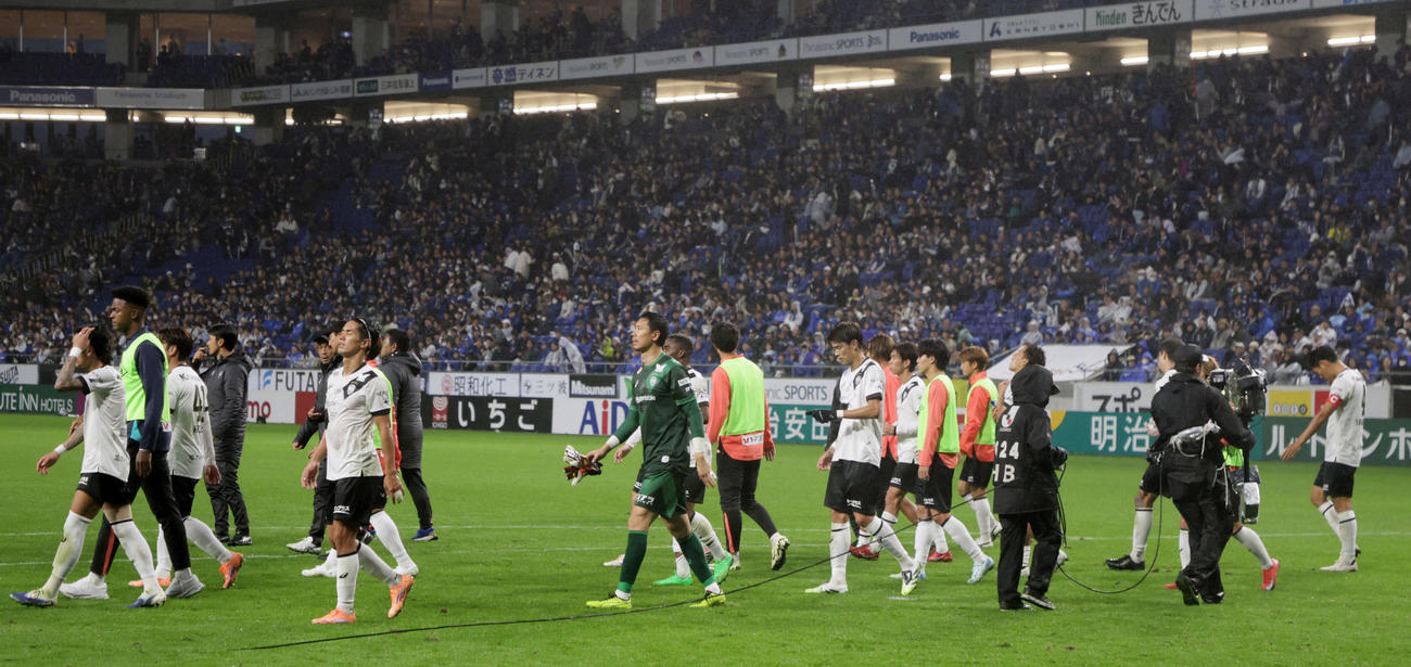 G大阪対神戸　後半終了間際に同点に追いついた神戸イレブンだが勝ち越しならず、優勝も消えて落胆する（撮影・宮崎幸一）