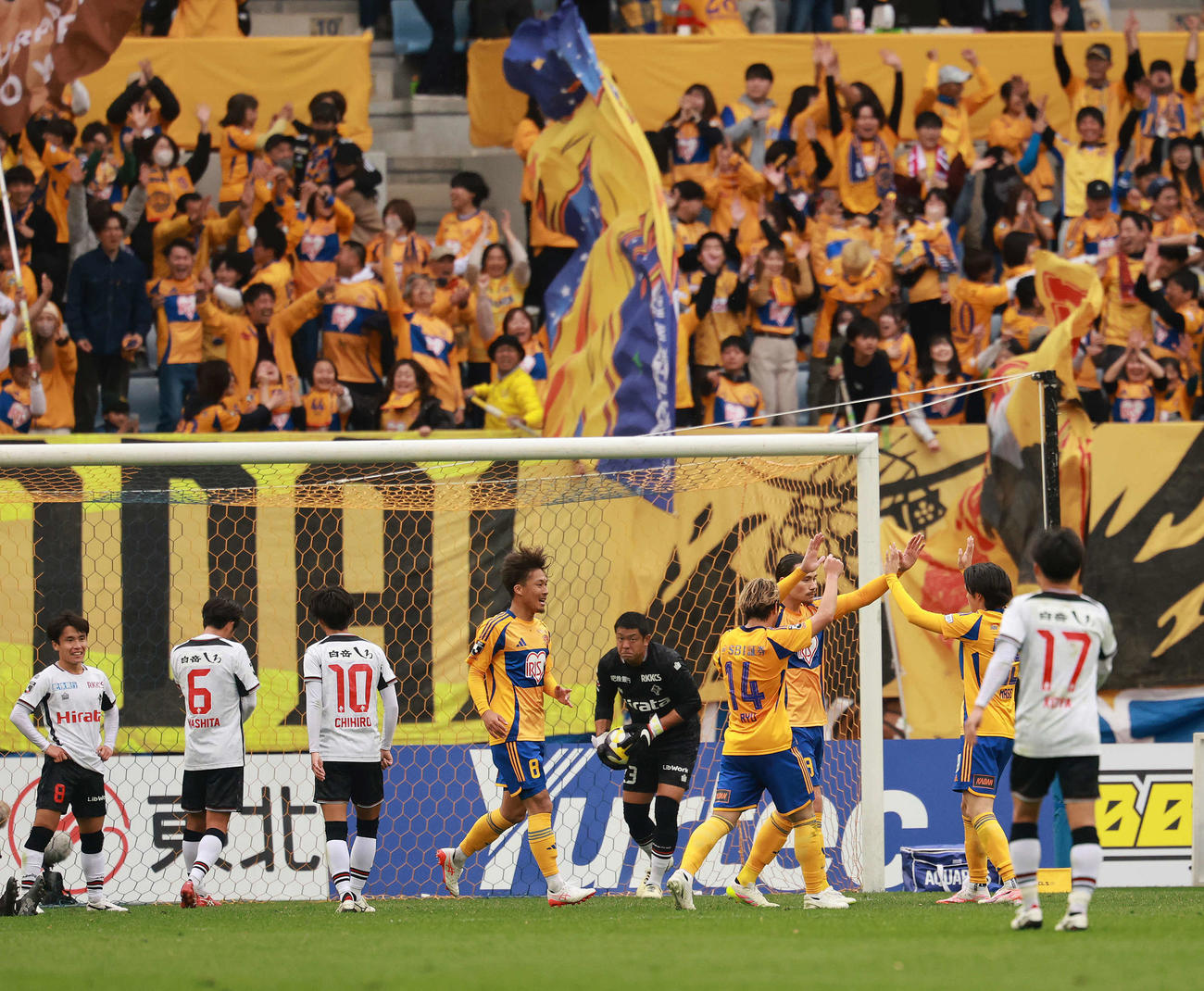 仙台対熊本　後半、」先制ゴールを決め喜ぶ仙台宮崎（右から2人目）（撮影・野上伸悟）