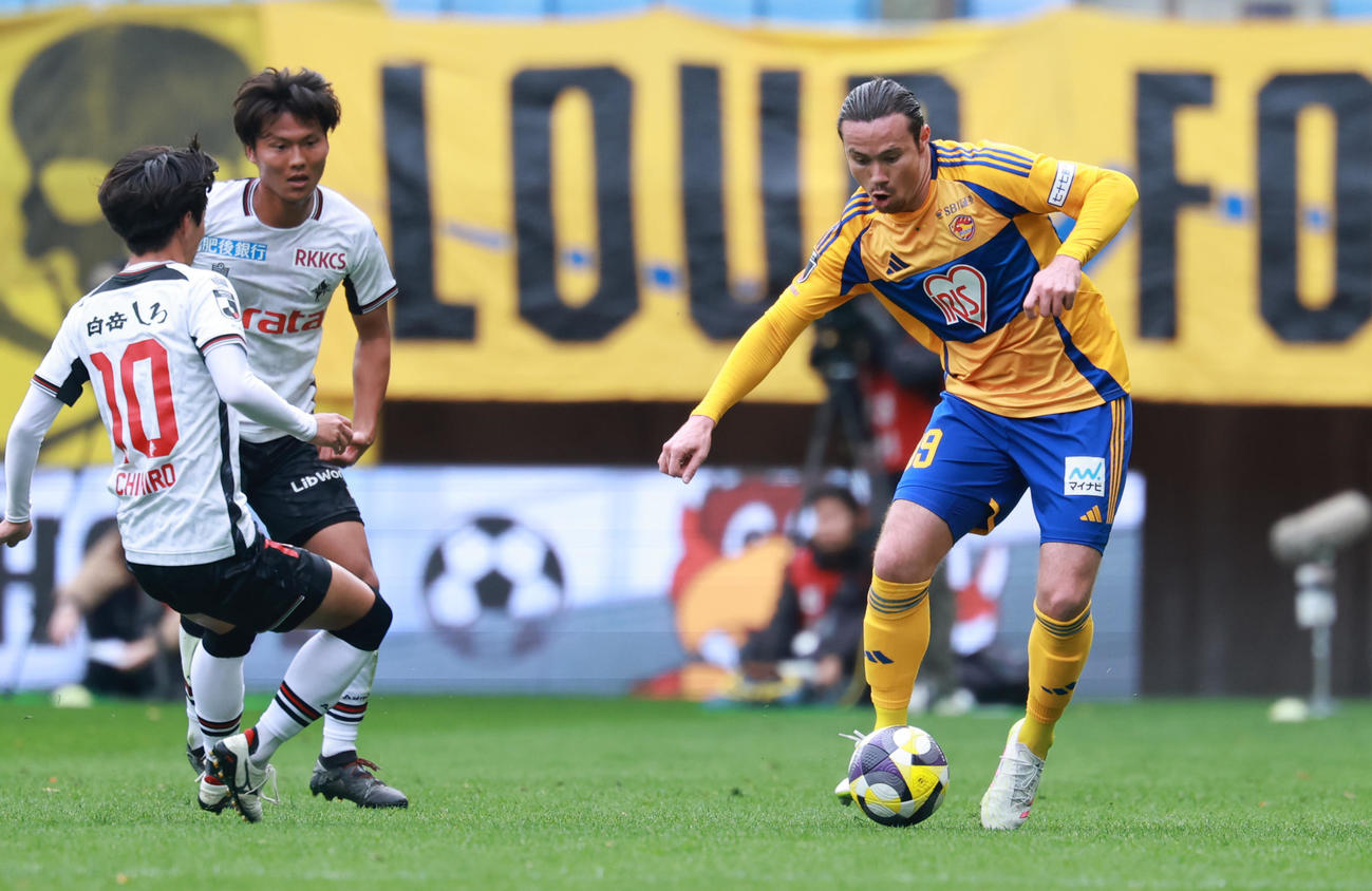 仙台対熊本　前半、ドリブルする仙台宮崎（撮影・野上伸悟）