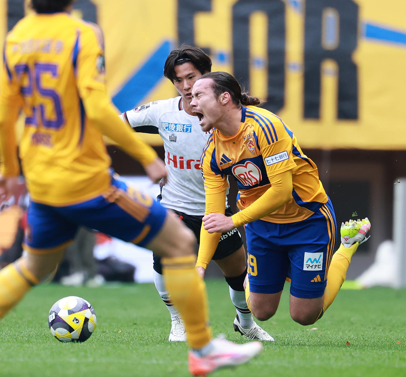 仙台対熊本　前半、ファウルを受ける仙台宮崎（撮影・野上伸悟）