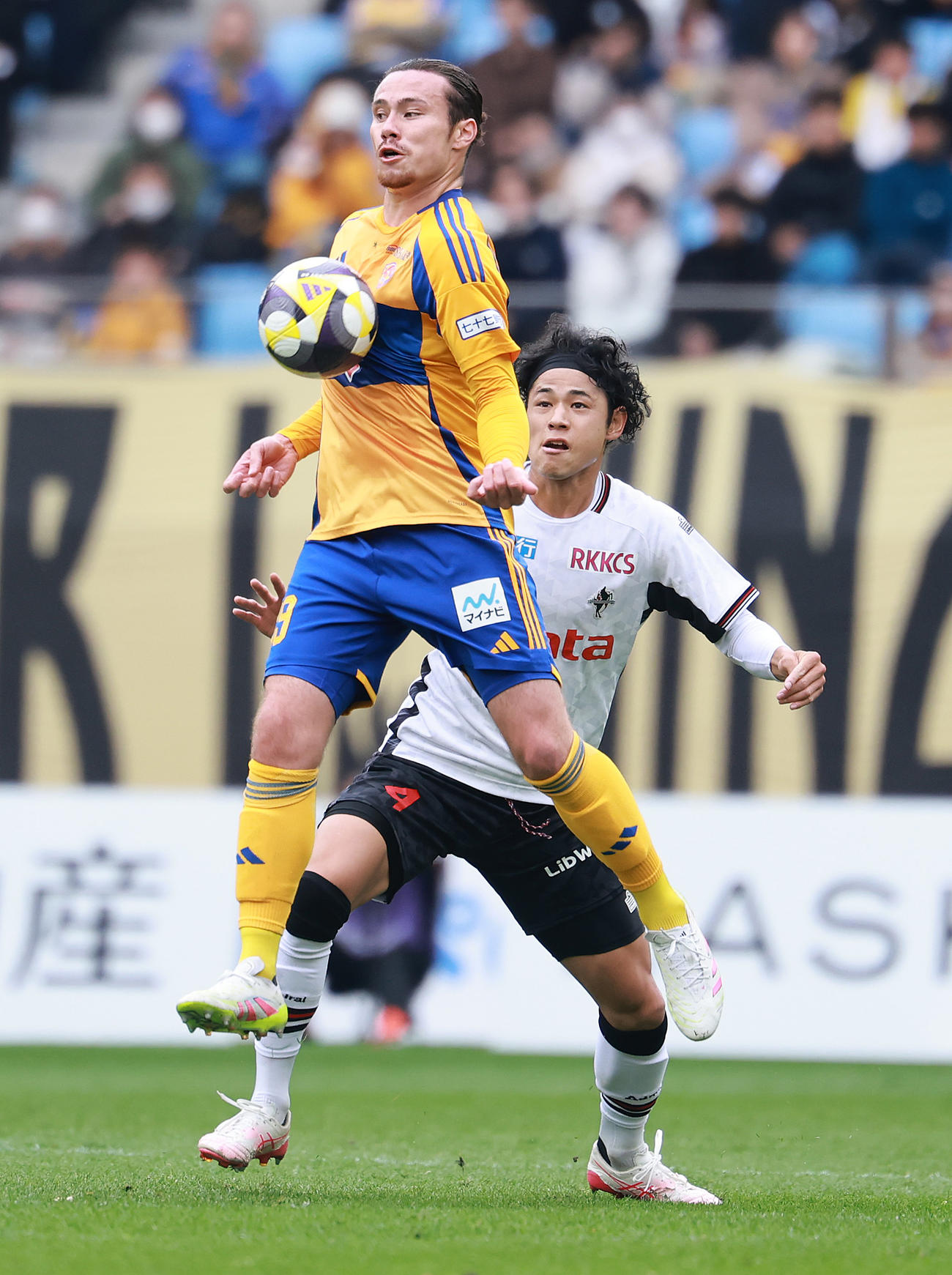 仙台対熊本　前半、胸でトラップする仙台宮崎（撮影・野上伸悟）