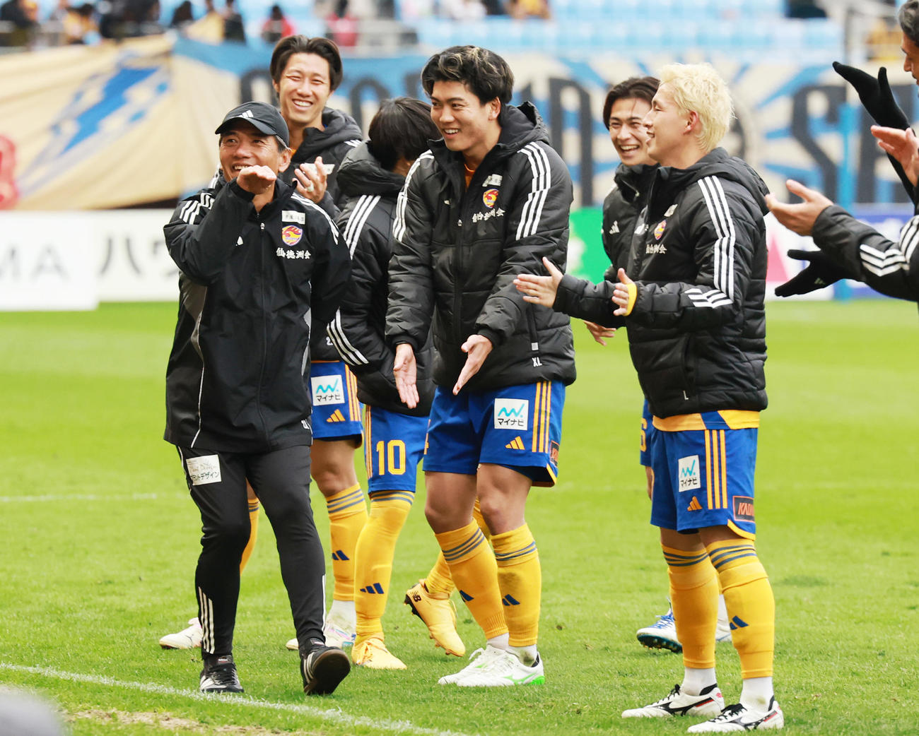 仙台対熊本　この日、58歳の誕生日を迎えた仙台森山監督は、勝利の試合後にサポーターからバースデーソングの大合唱を受け、ダンスを披露（撮影・野上伸悟）