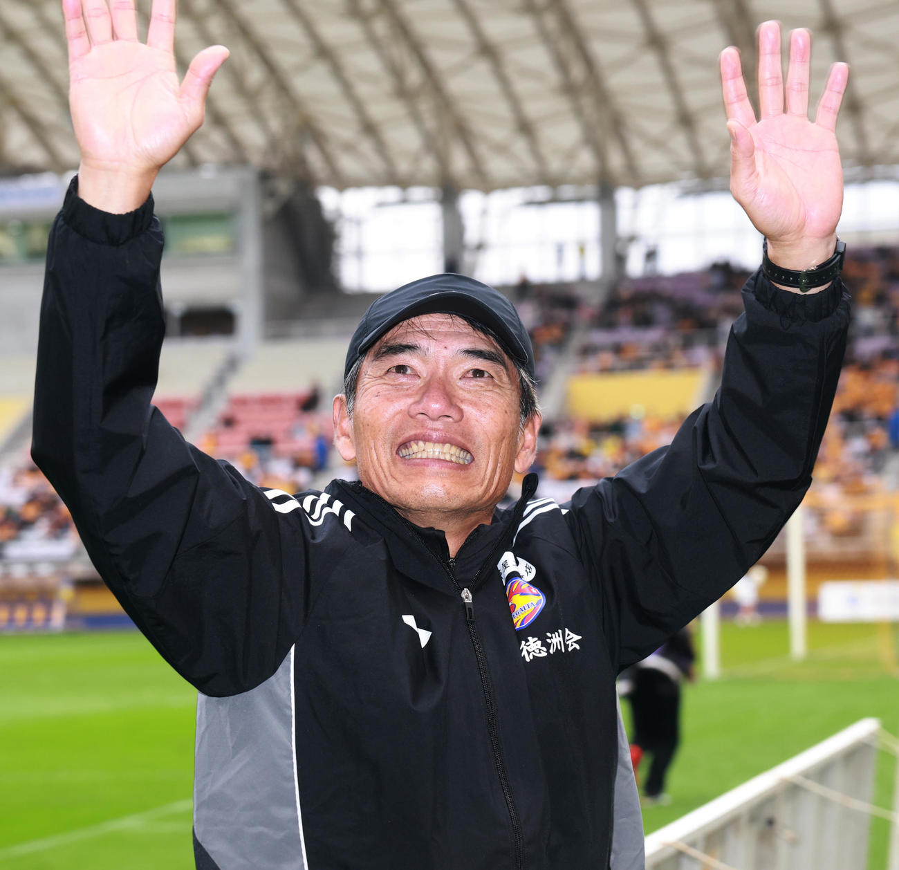 仙台対熊本　この日、58歳の誕生日を迎えた仙台森山監督は、サポーターからバースデーソングの大合唱を受け、感極まった表情を見せる（撮影・野上伸悟）