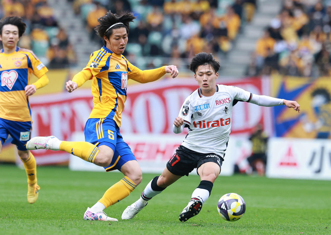 仙台対熊本　前半、パスを出す仙台菅田（撮影・野上伸悟）