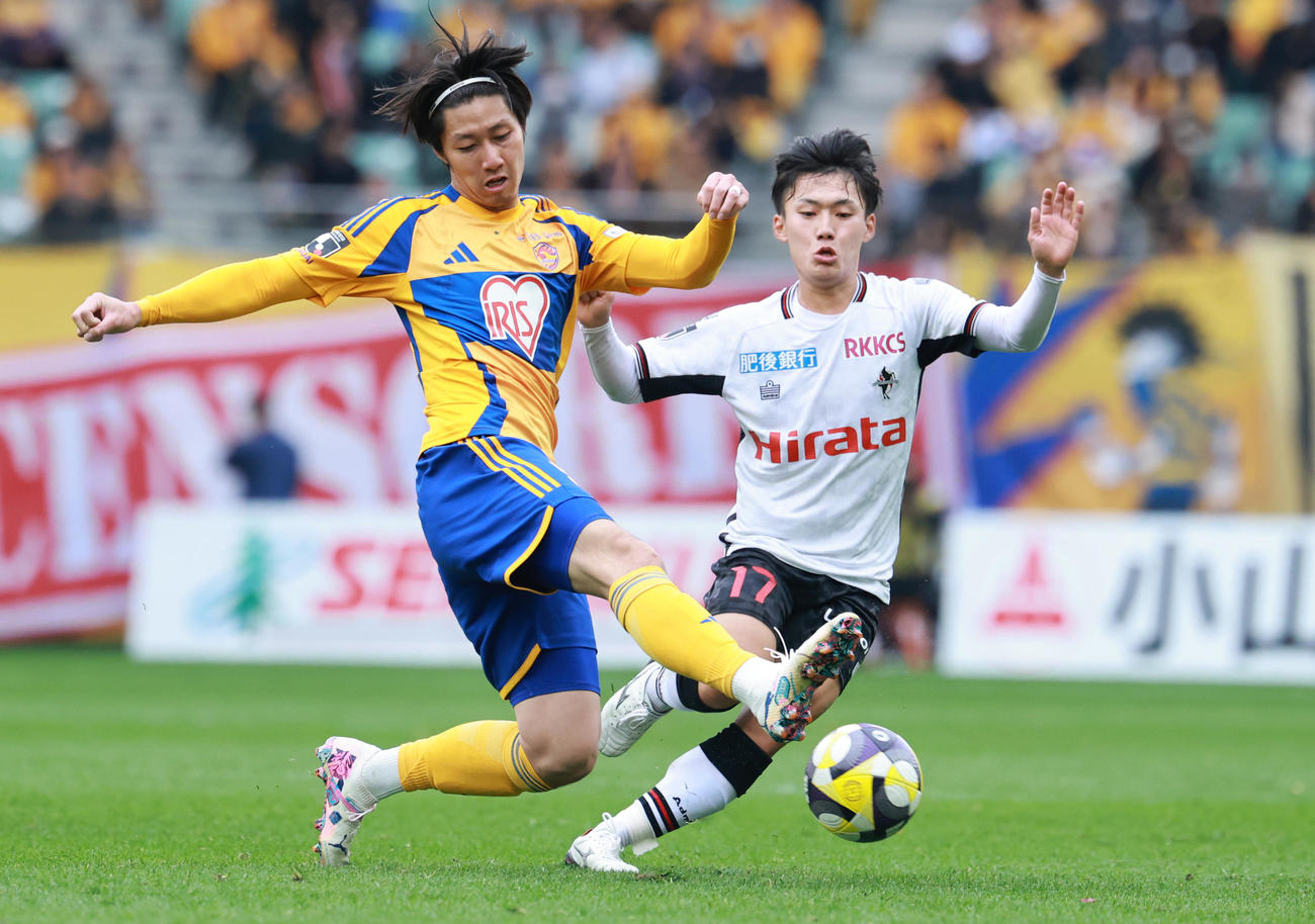 仙台対熊本　前半、パスを出す仙台菅田（撮影・野上伸悟）