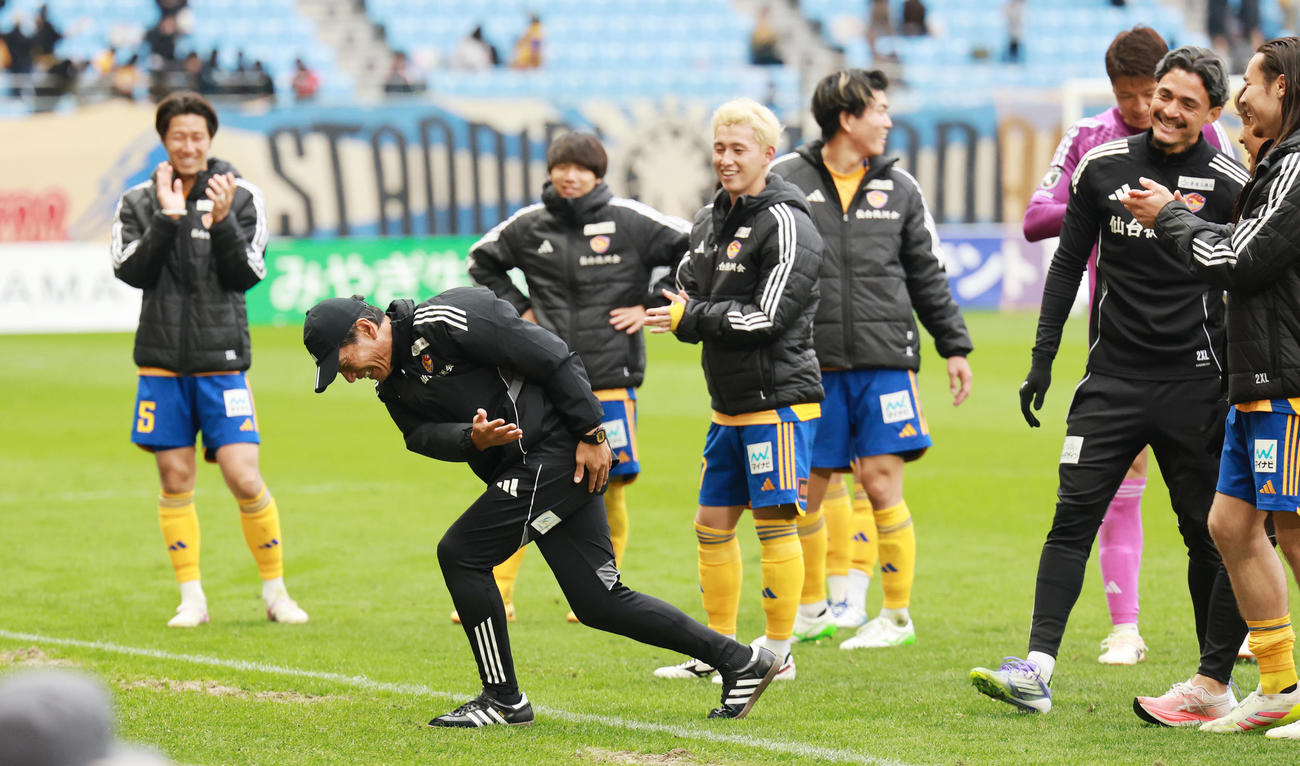 仙台対熊本　この日、58歳の誕生日を迎えた仙台森山監督は、試合後にサポーターからバースデーソングの大合唱を受け、感謝する（撮影・野上伸悟）
