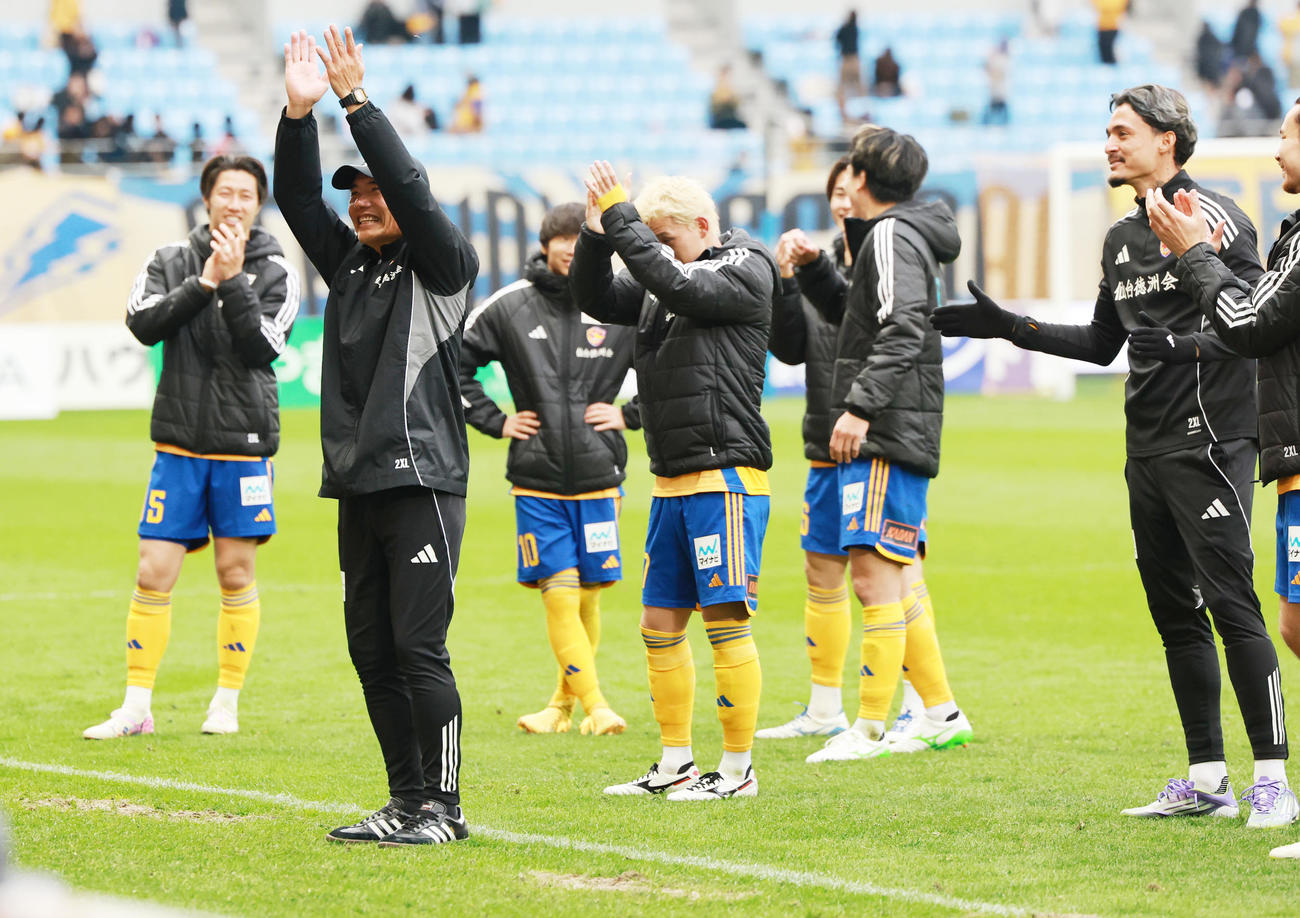 仙台対熊本　この日、58歳の誕生日を迎えた仙台森山監督は、試合後にサポーターからバースデーソングの大合唱を受け、感謝する（撮影・野上伸悟）