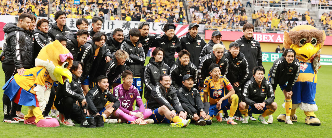 仙台対熊本　勝利の記念写真に納まる仙台の選手、スタッフ（撮影・野上伸悟）