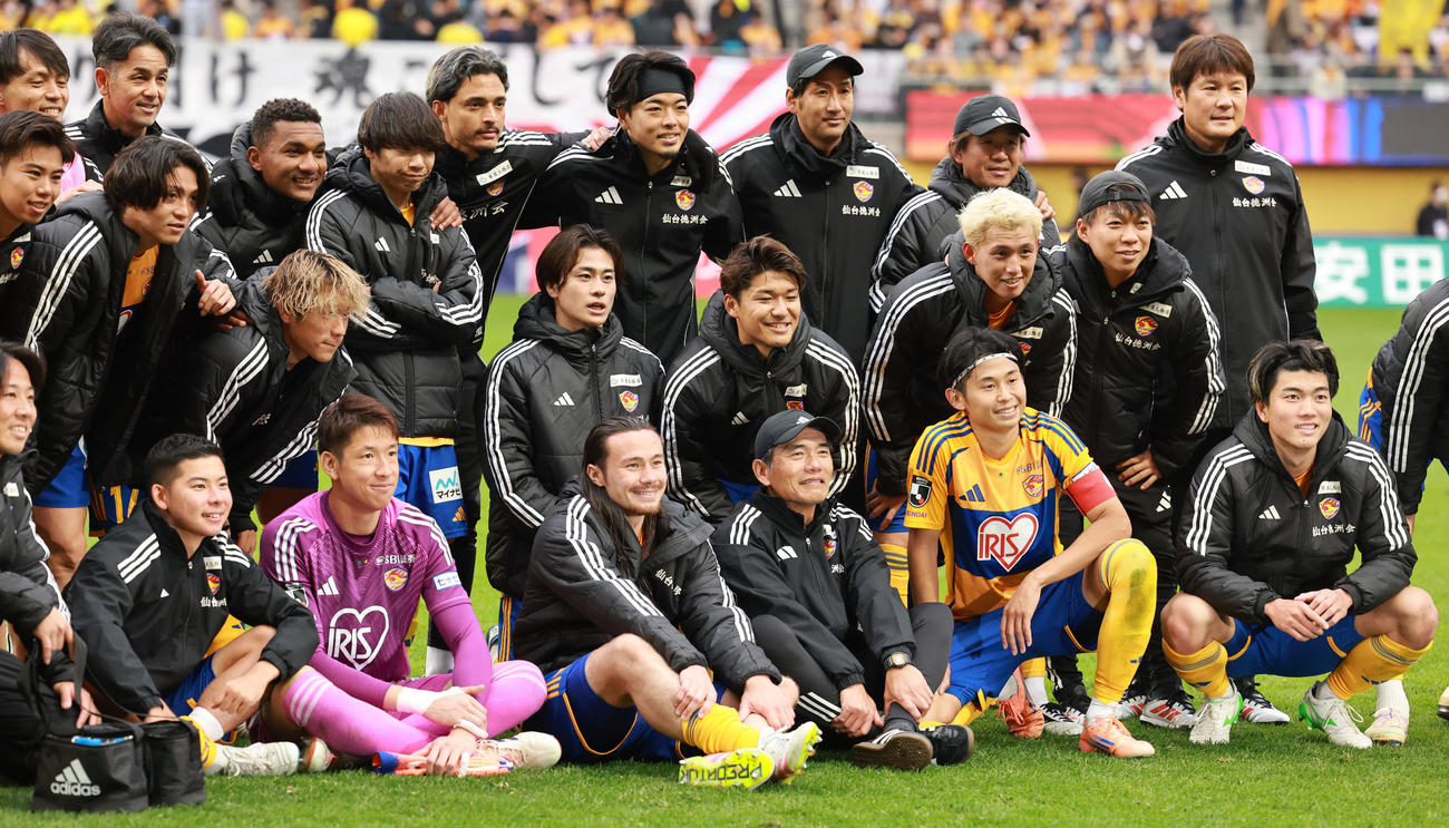 仙台対熊本　勝利の記念写真に納まる仙台の選手、スタッフ（撮影・野上伸悟）