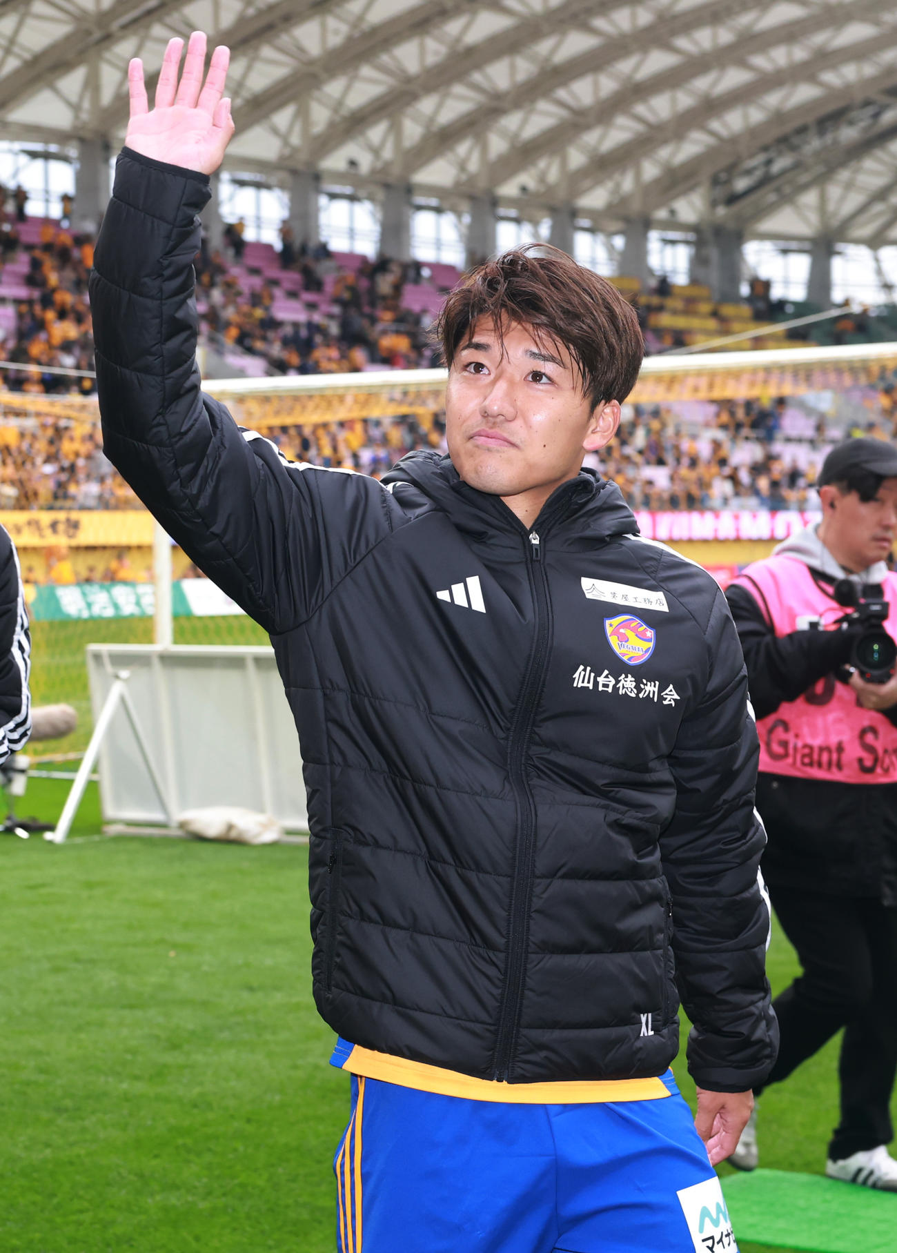 仙台対熊本　サポーターの声援に応える仙台小林（撮影・野上伸悟）