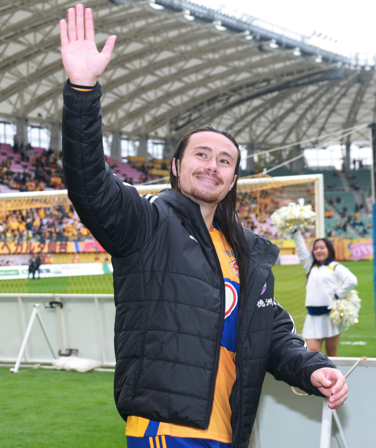 仙台対熊本　サポーターの声援に応える仙台宮崎（撮影・野上伸悟）