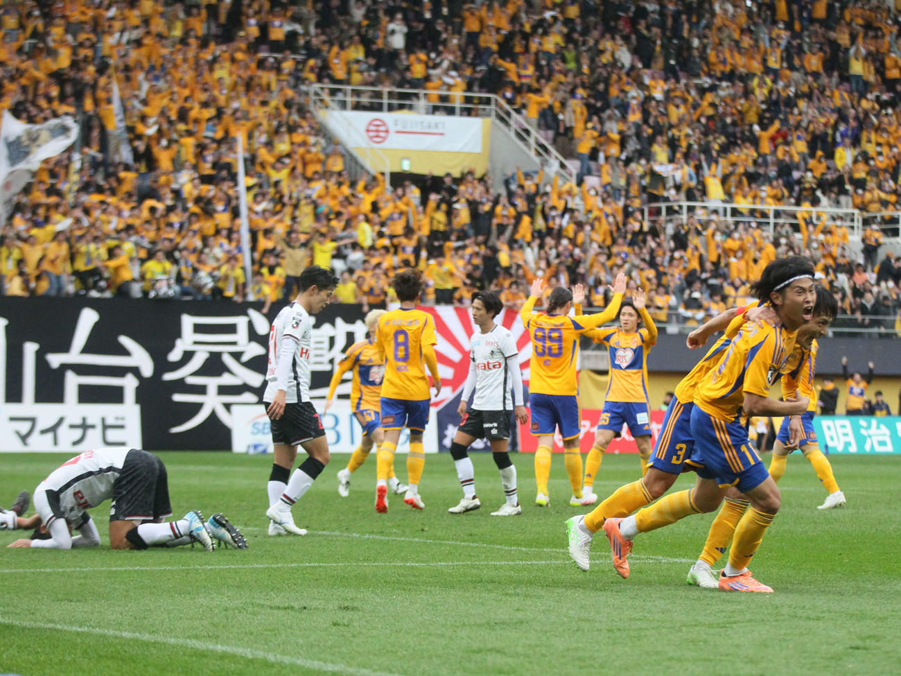 仙台対熊本　後半24分、FW宮崎の先制点をアシストしたMF郷家（手前左）とDF奥山（手前右）は喜びを爆発させる（撮影・高橋香奈）
