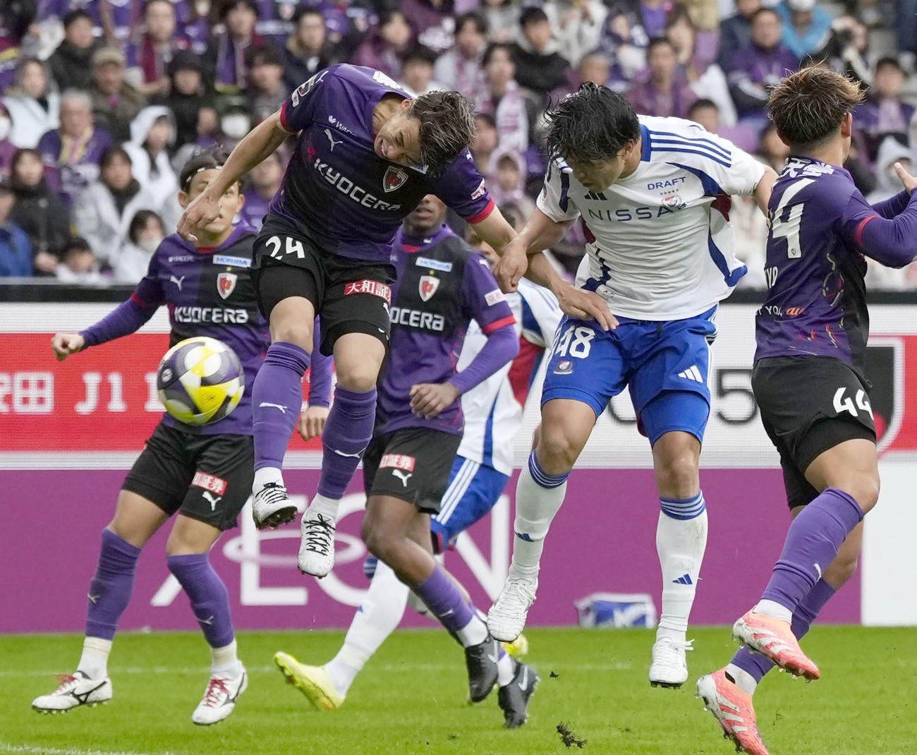京都―横浜M　前半、ヘディングで先制ゴールを決める横浜M谷村（右から2人目）（共同）