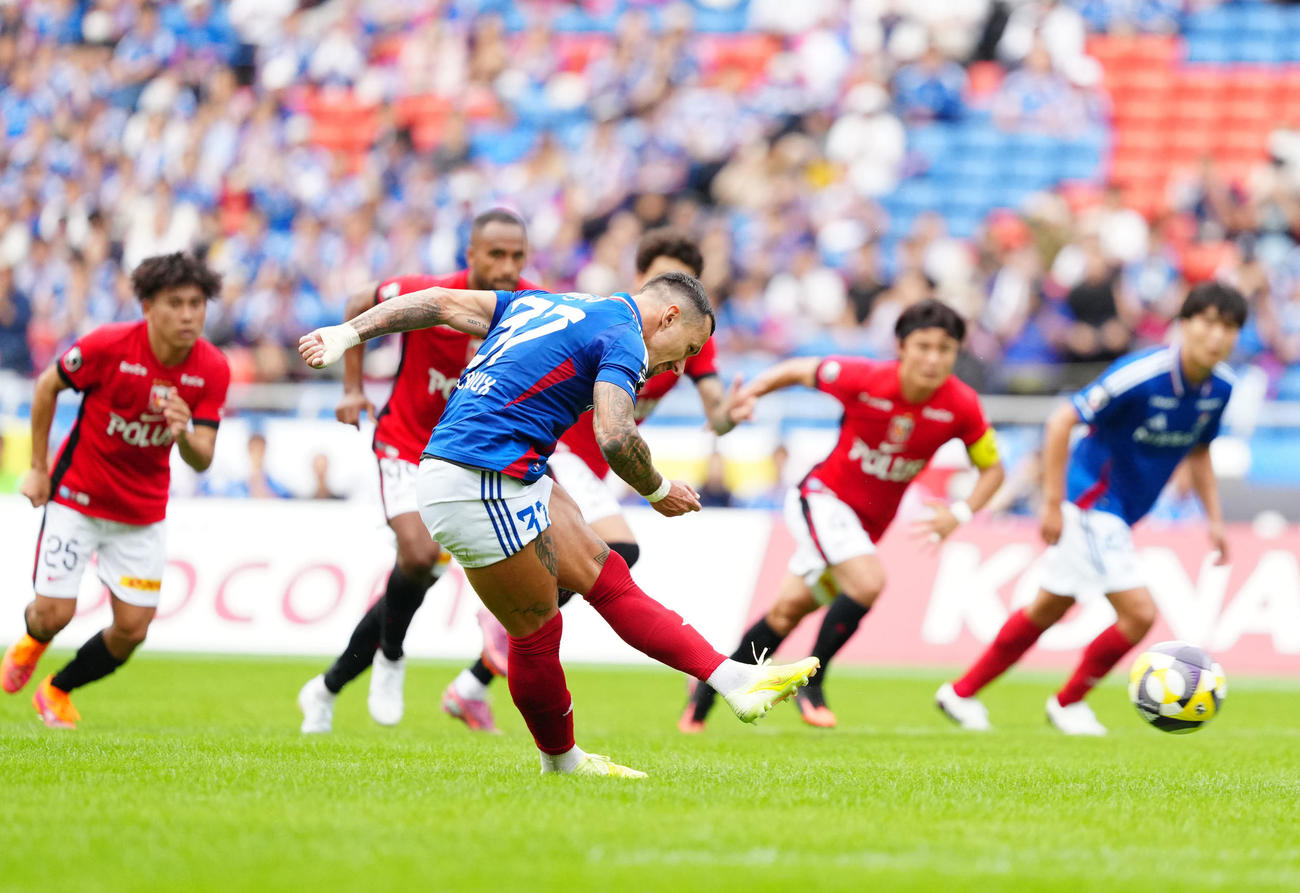 横浜対浦和　前半、チーム3点目となるゴールをPKで決める横浜クルークス（2025年10月撮影）