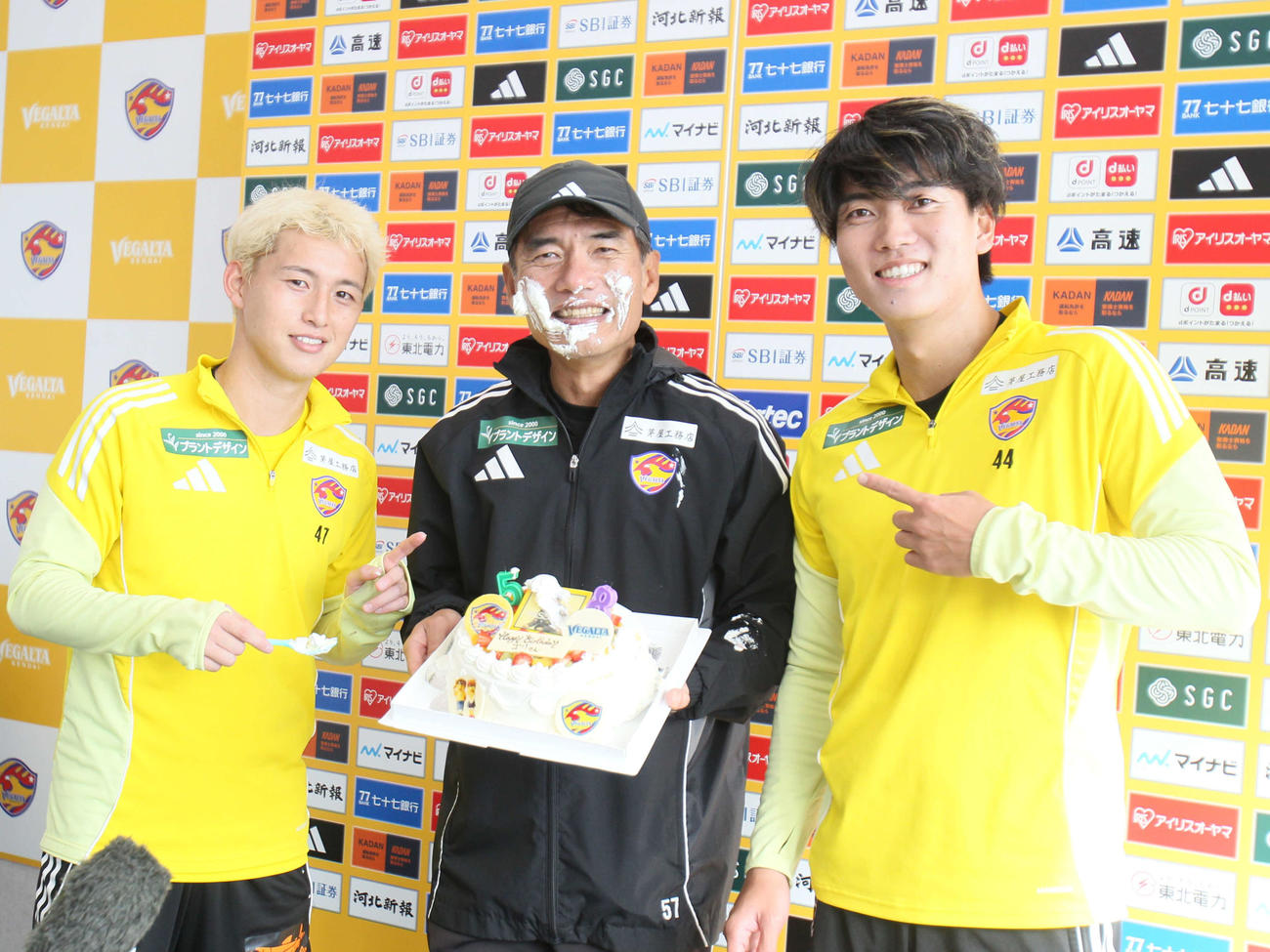誕生日ケーキに笑顔のJ2仙台森山監督（中央）とFW荒木（左）、DF井上
